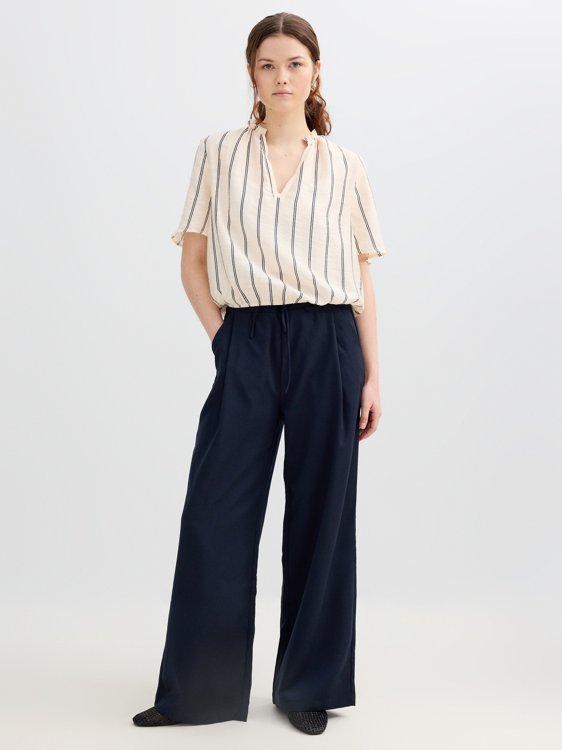 Blusa rayas con volantes crudo vista media frontal