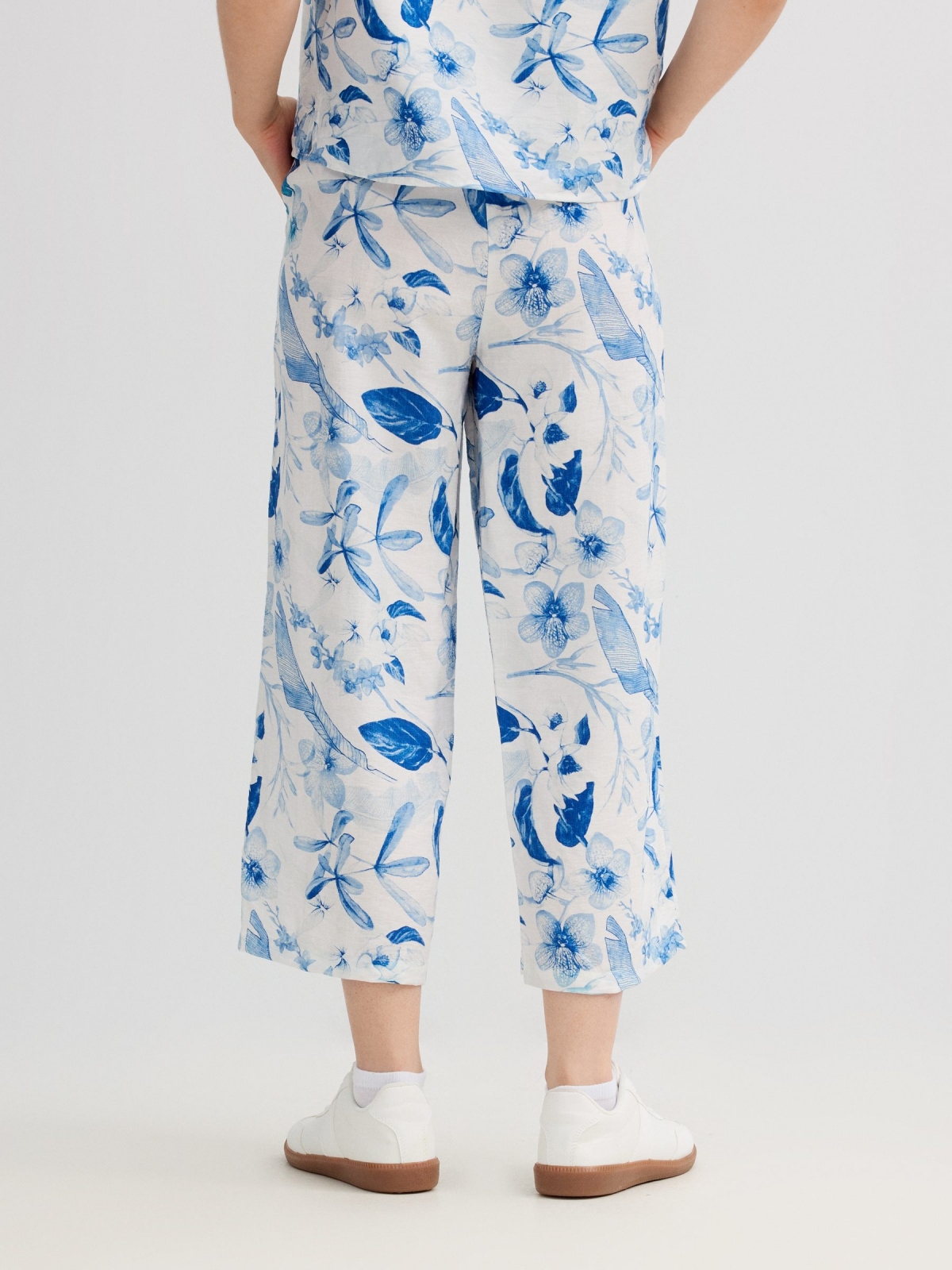 Culote floral de cintura alta branco vista meia traseira