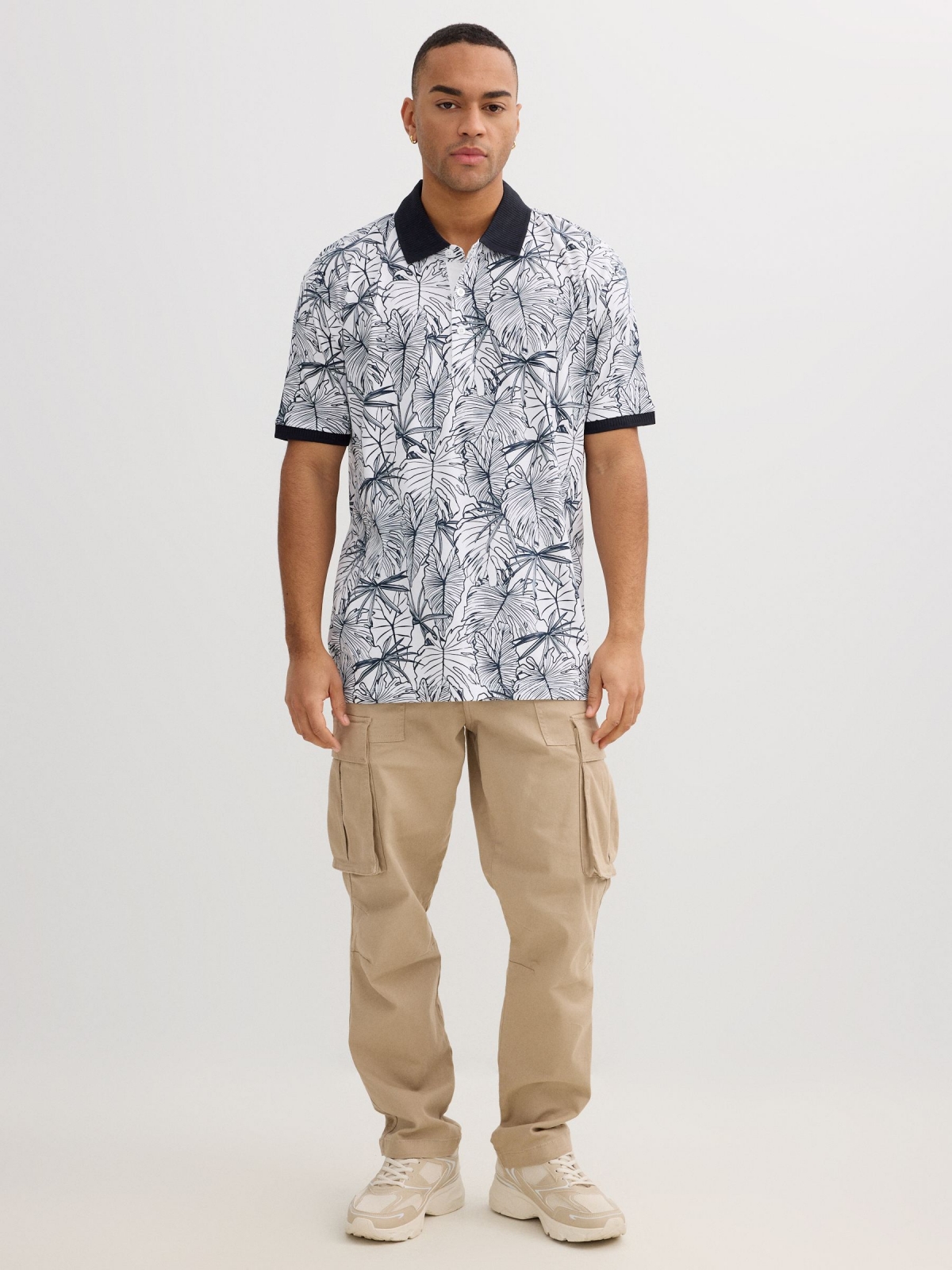 Polo tropical de manga corta blanco vista general frontal