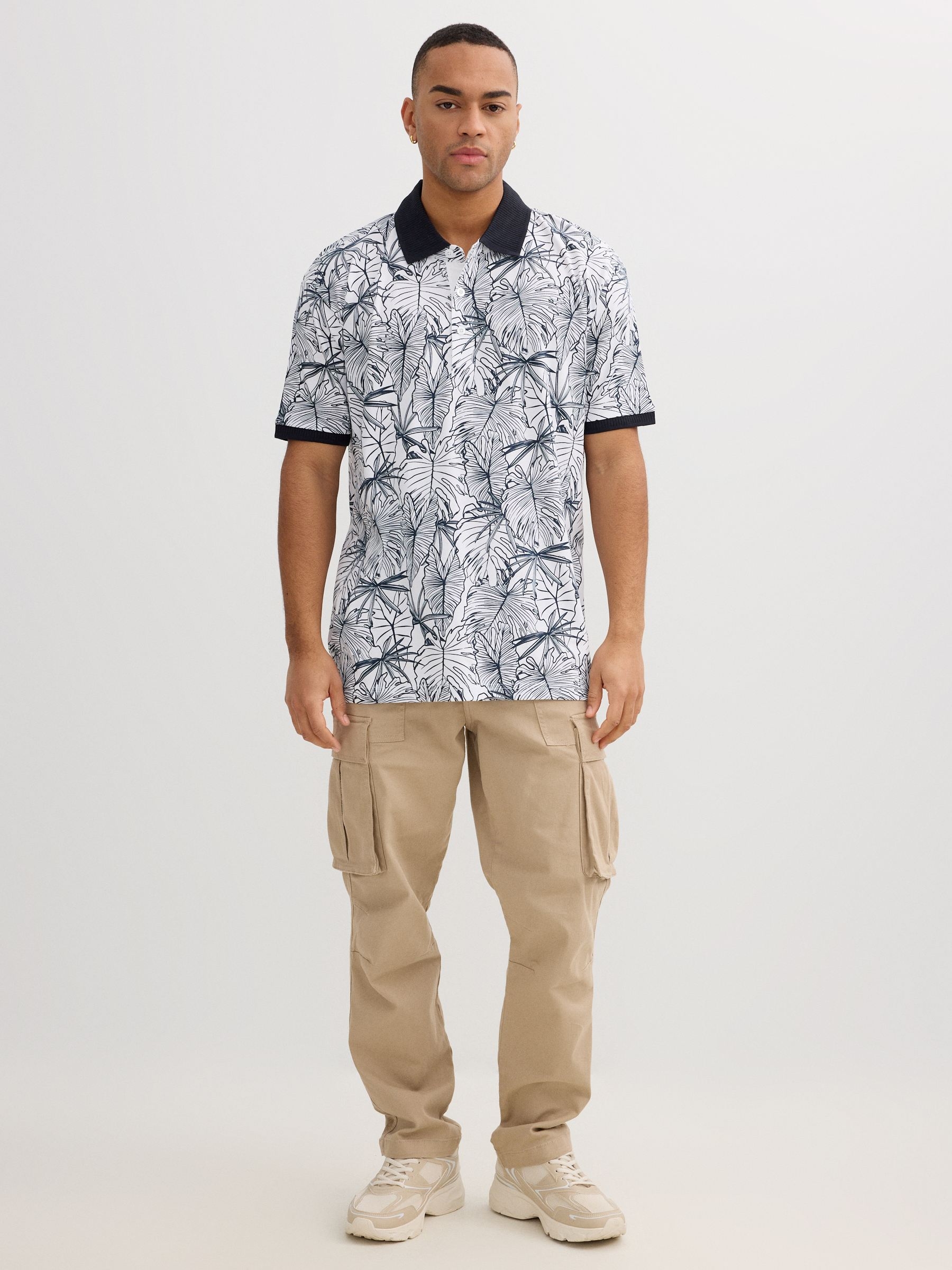 Polo tropical de manga curta branco vista meia frontal