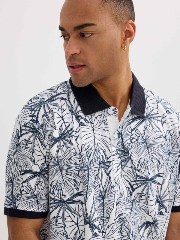 Polo tropical de manga corta blanco vista detalle