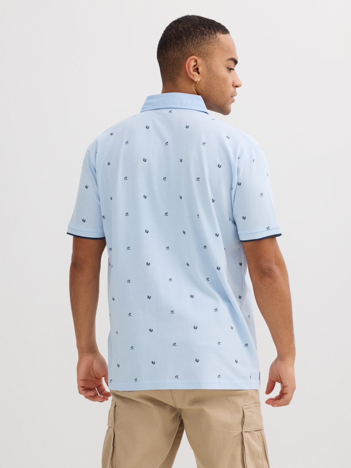 Polo piqué azul com miniprint azul claro vista meia traseira