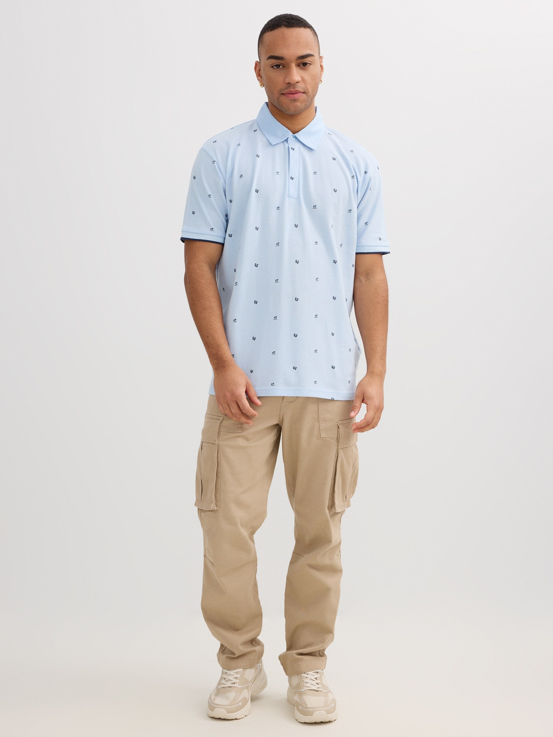 Polo piqué azul con miniprint azul claro vista media frontal