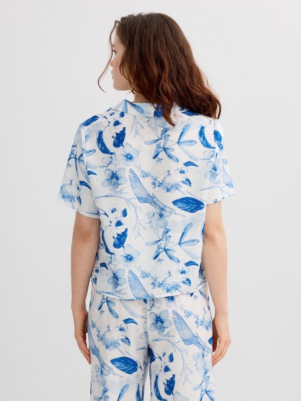 Camisa flores manga curta branco vista meia traseira