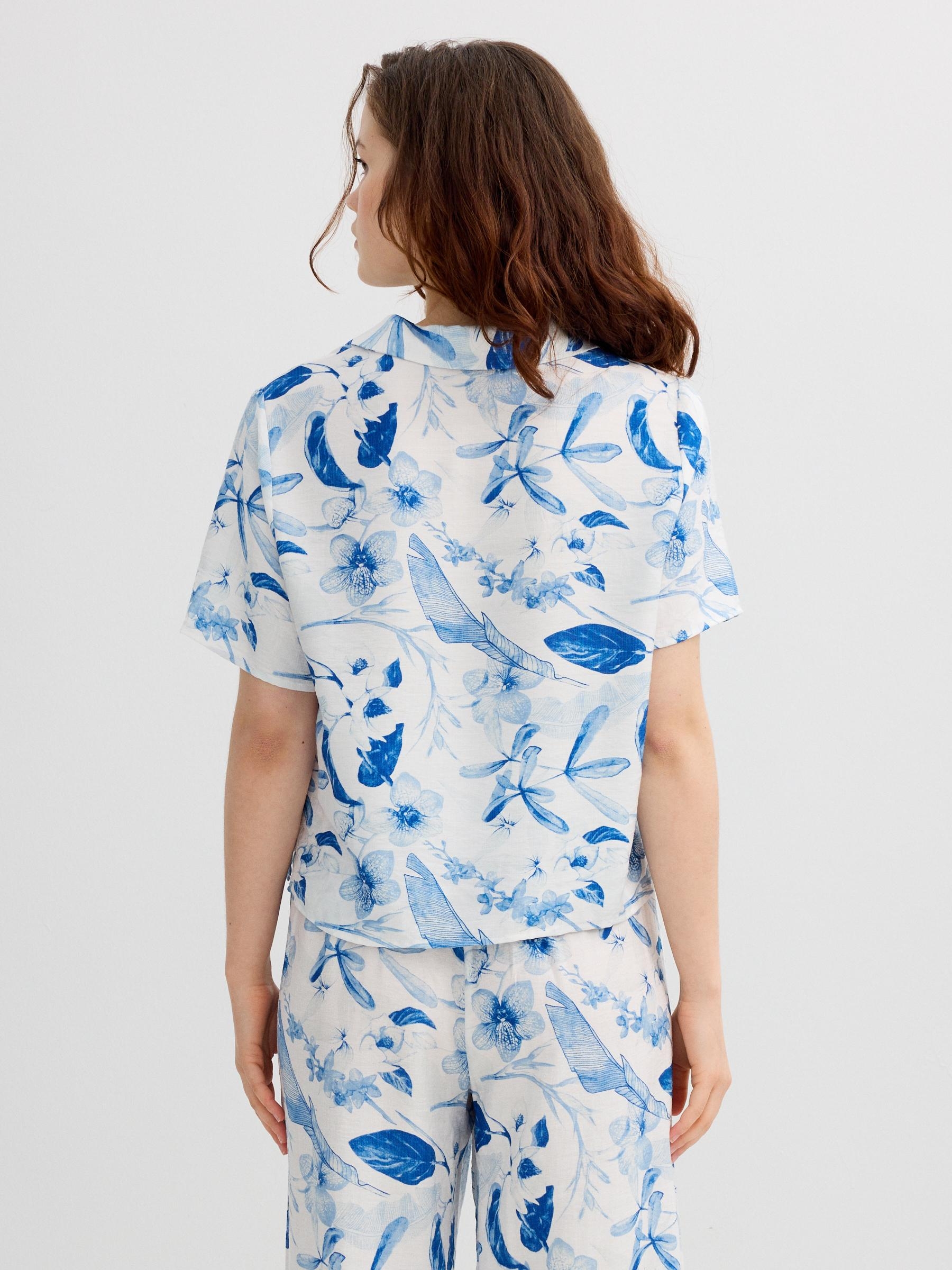 Short sleeve floral shirt white middle front view