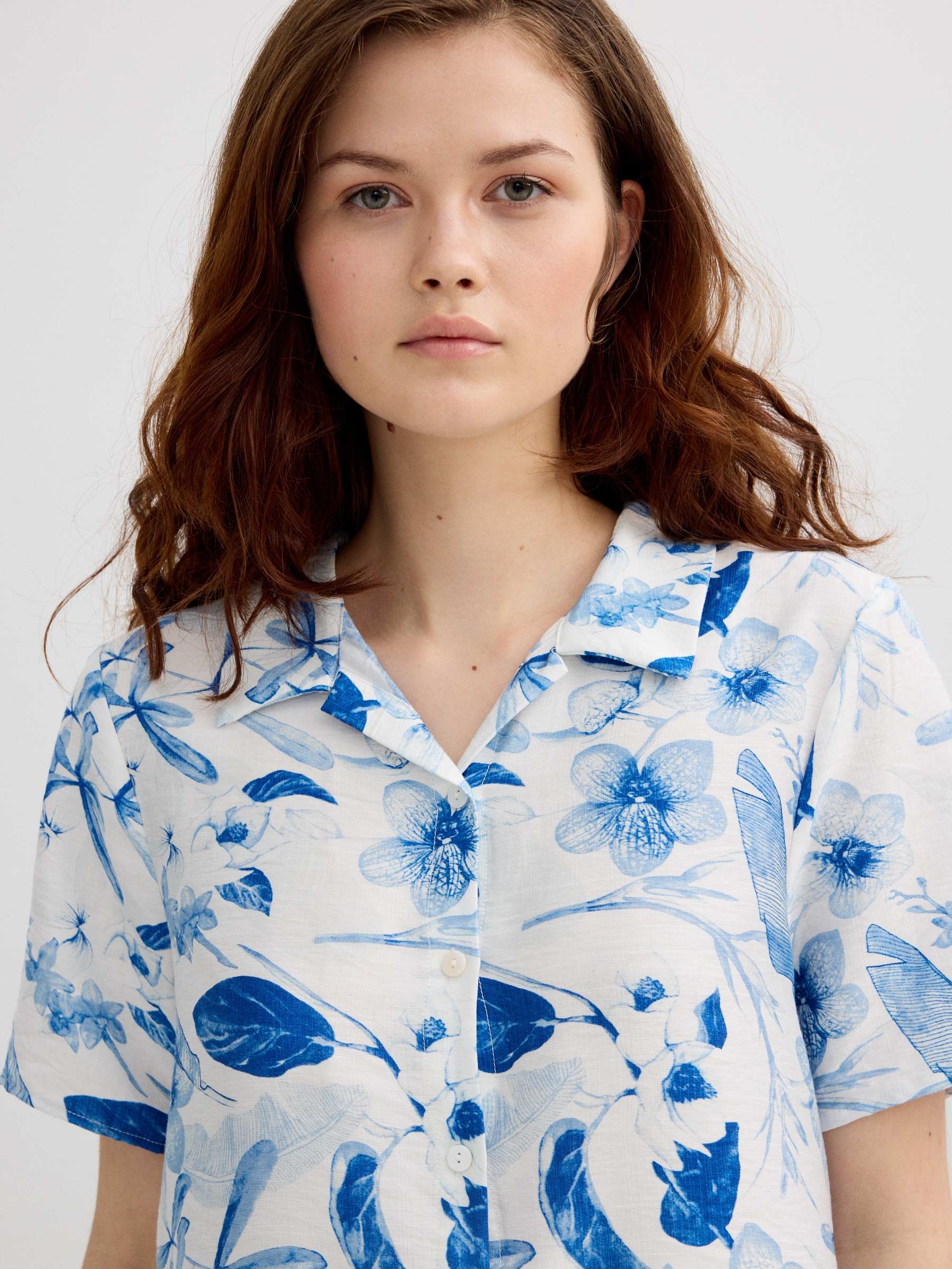 Camisa flores manga curta branco vista meia frontal