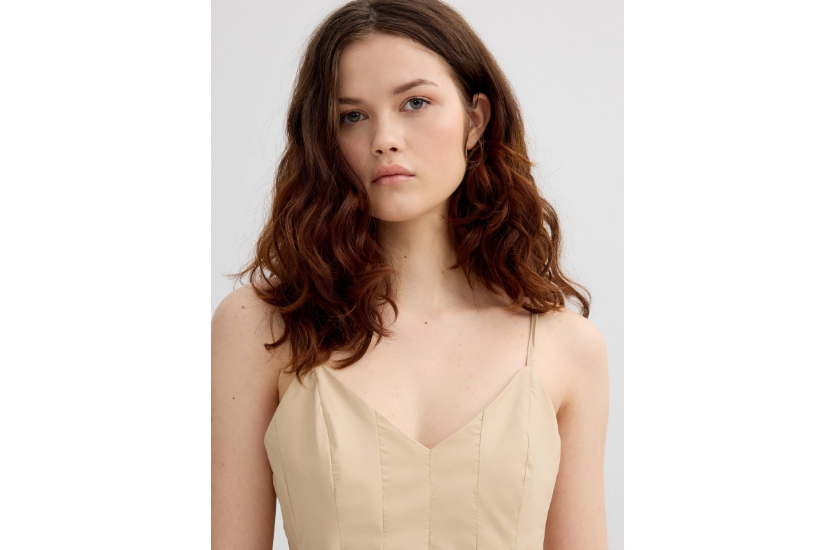 Blusa plissada de alças e decote em V areia vista meia frontal