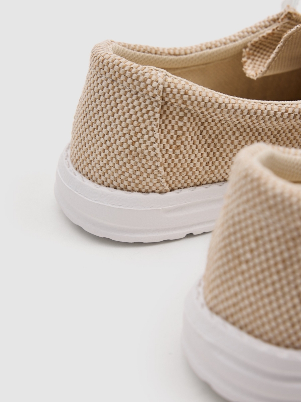 Deportiva lona beige arena vista detalle