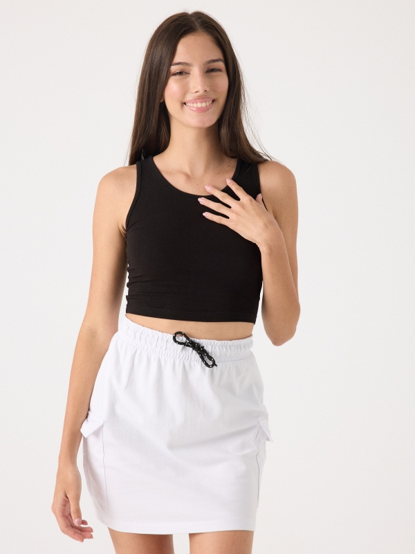 Falda mini cargo de algodón blanco vista media frontal