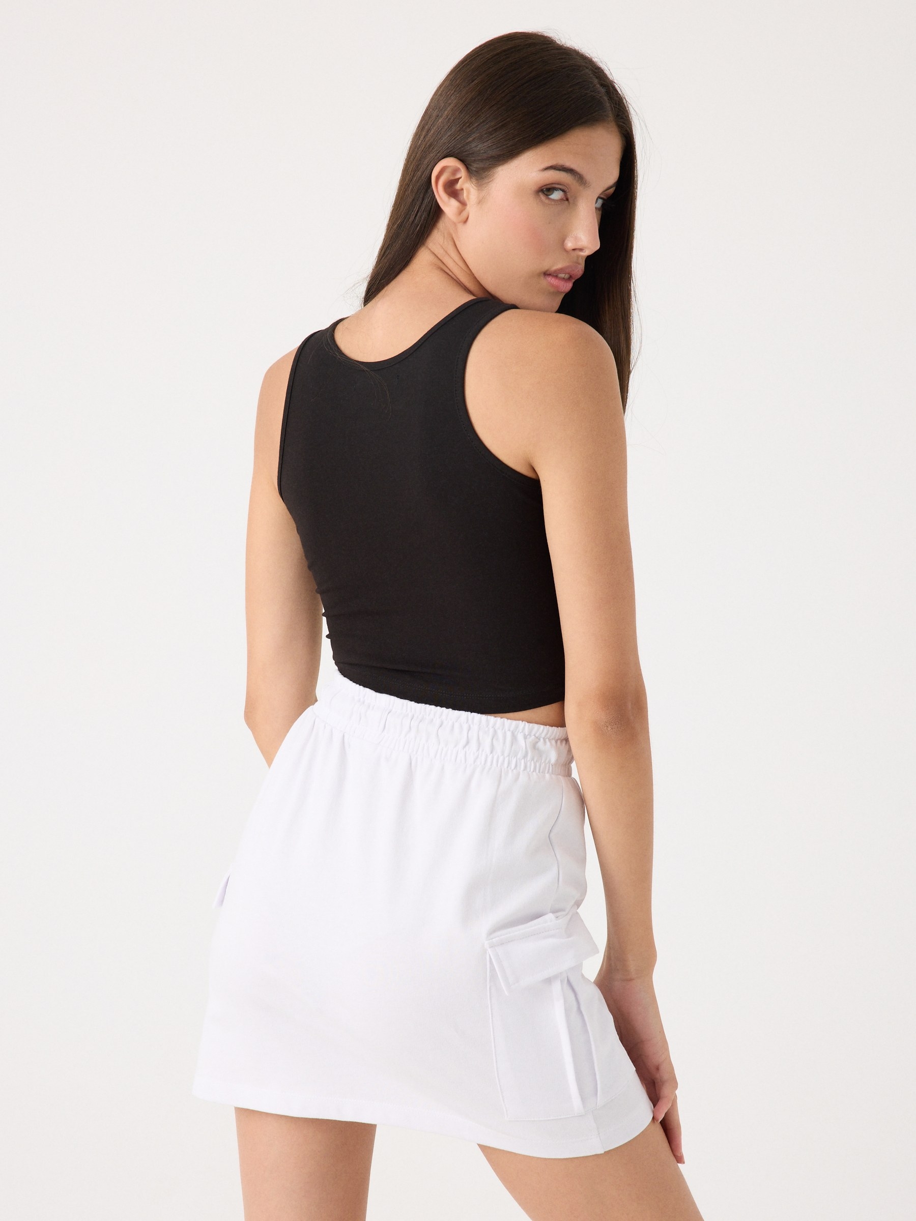 Falda mini cargo de algodón blanco vista media frontal