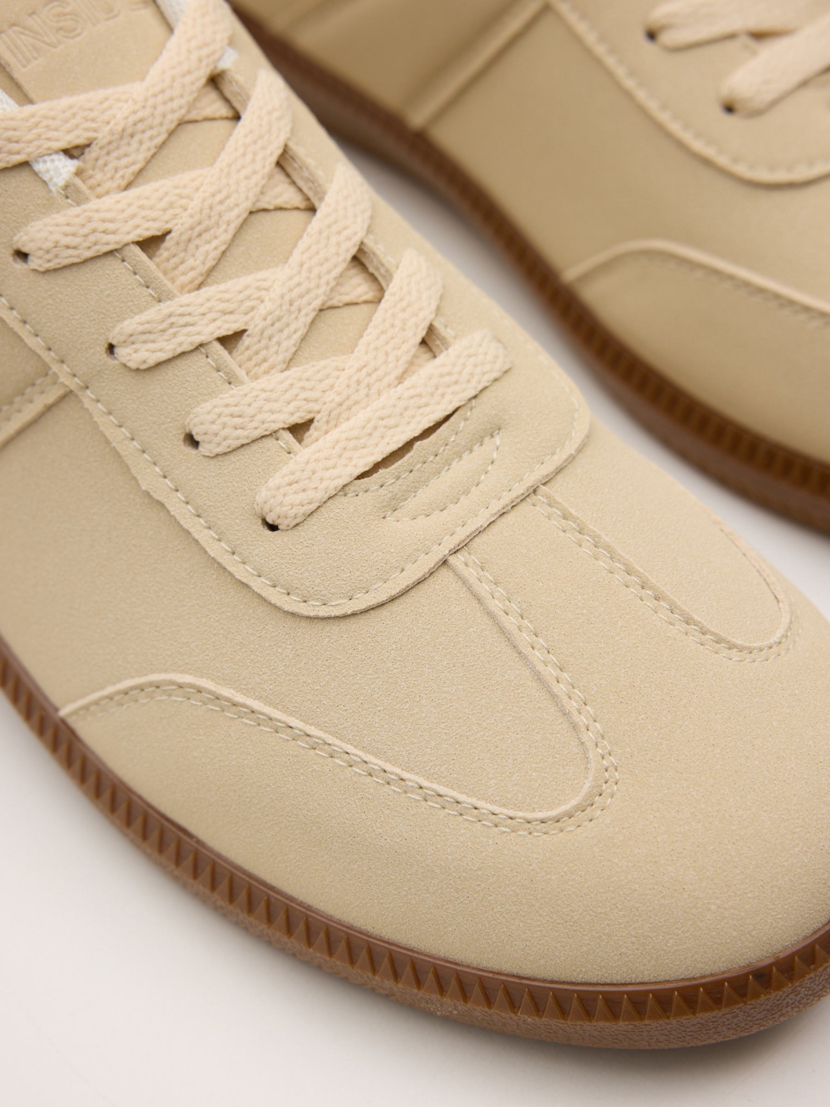 Deportivas polipiel suela goma beige vista detalle