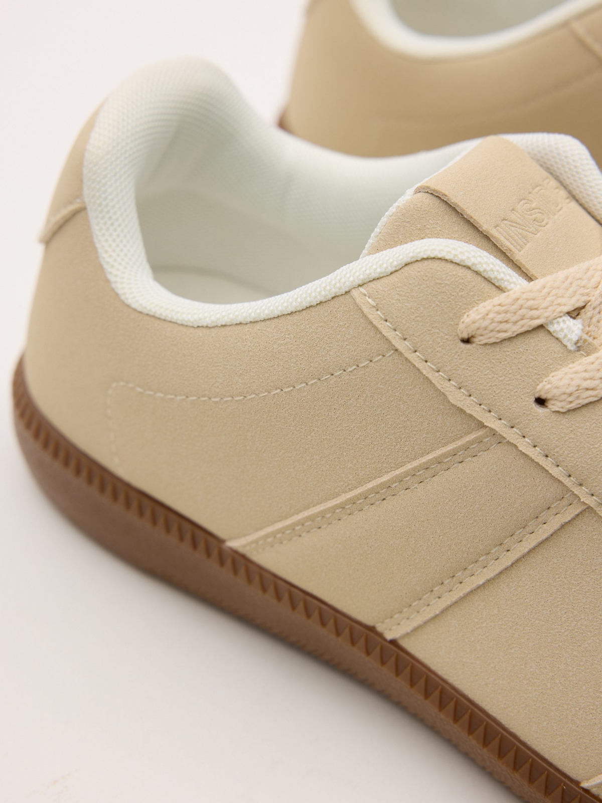 Deportivas polipiel suela goma beige vista detalle