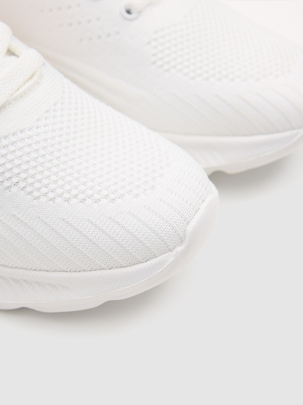 Esportiva de couro sintético com zíper branco vista detalhe