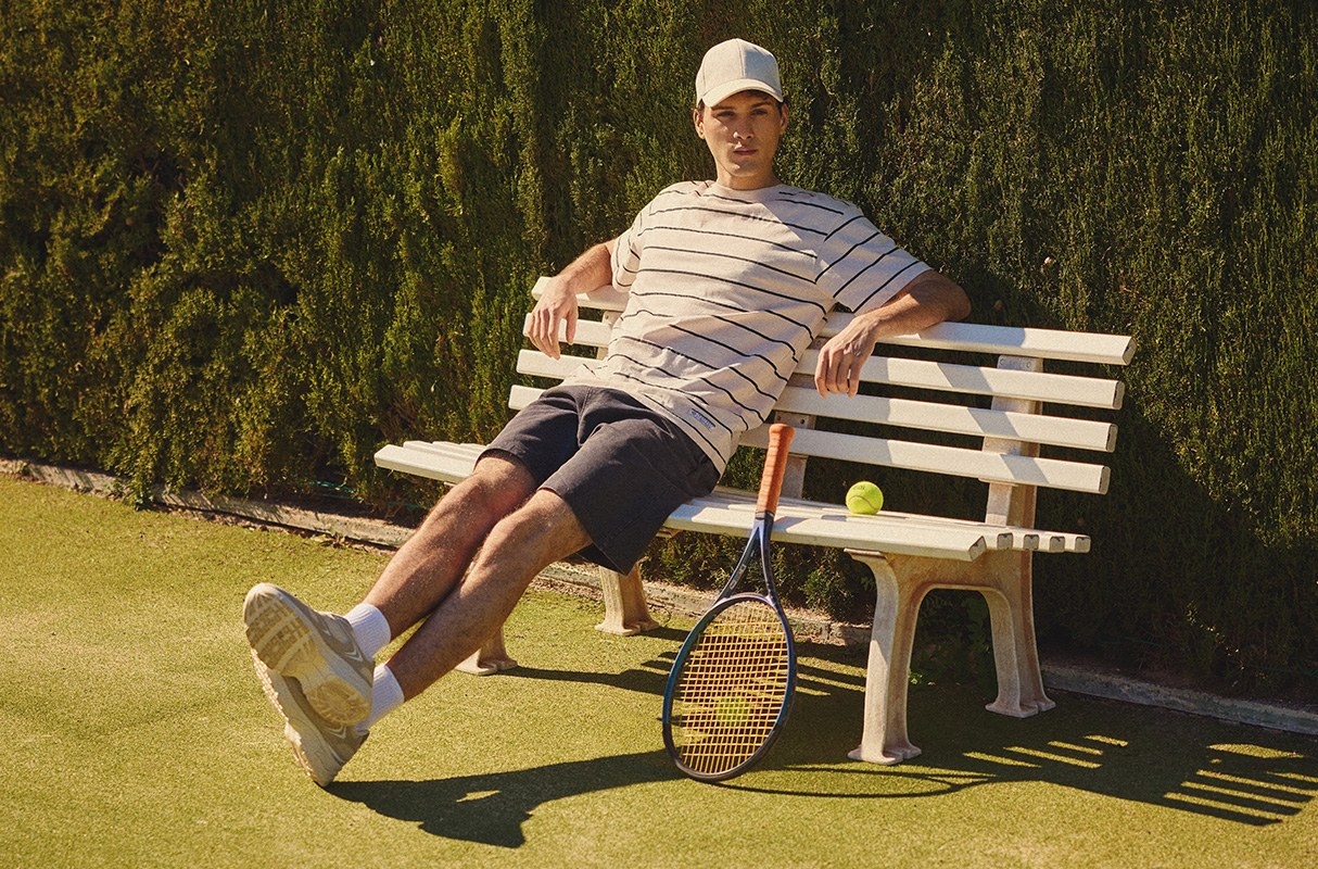 Bermuda deportiva felpa con cordones negro vista media frontal