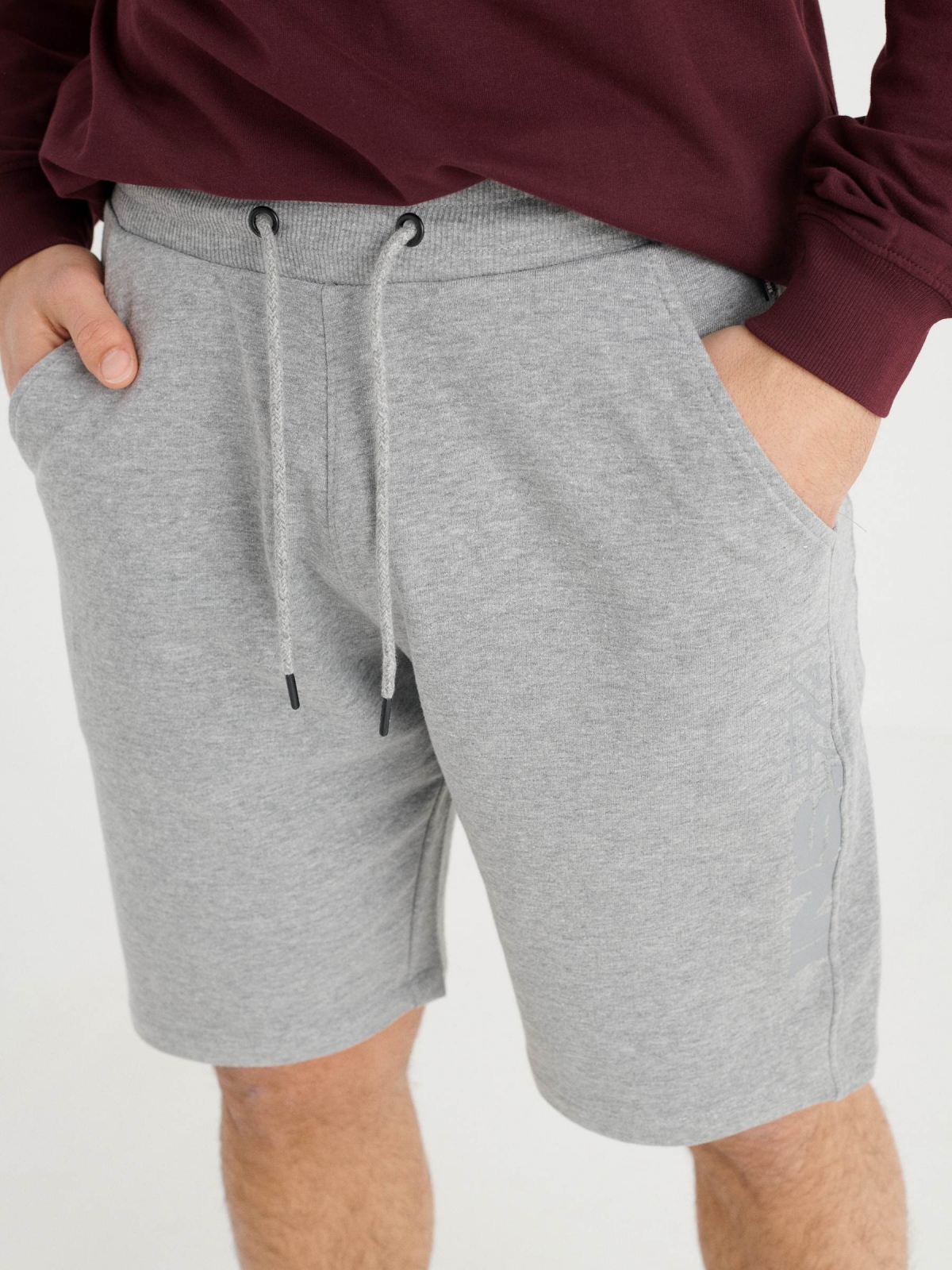 Bermuda jogger básicos cinza claro vista detalhe