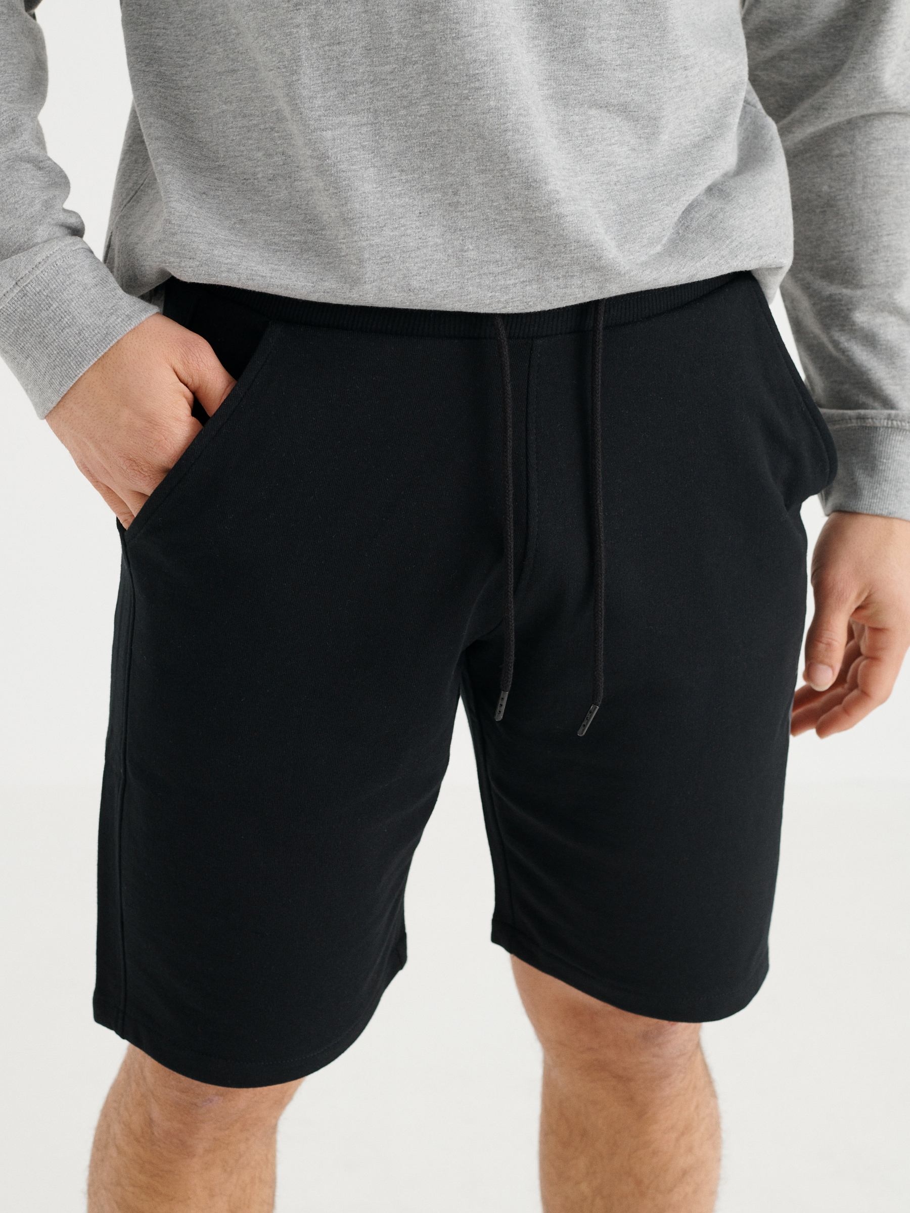 Bermuda jogger básicos preto vista meia frontal