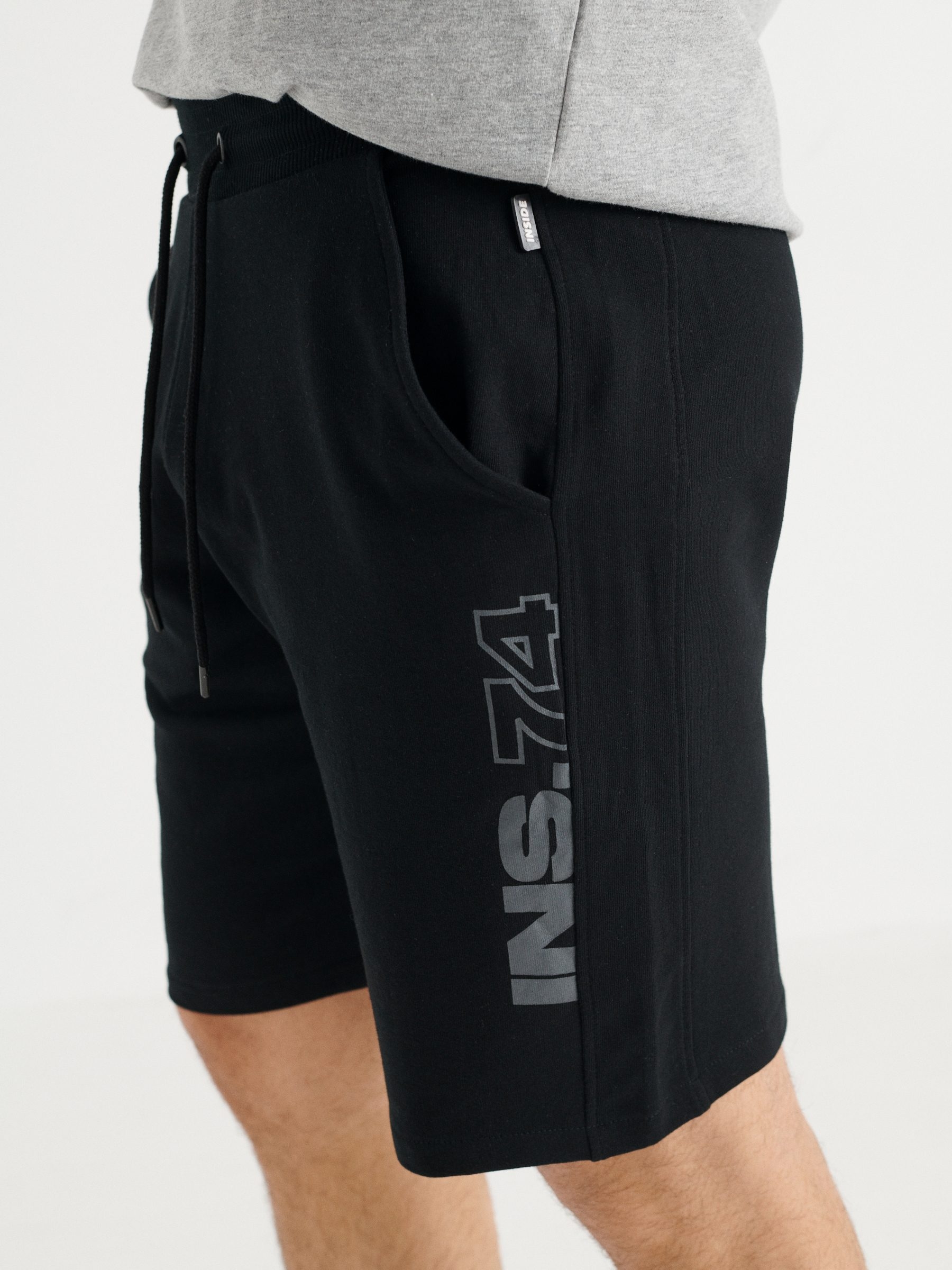Basic jogger shorts black middle front view