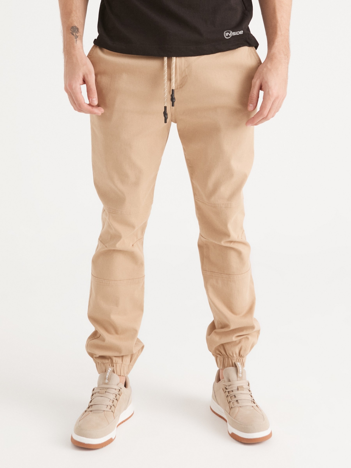 Pantalón jogger costuras beige vista media frontal