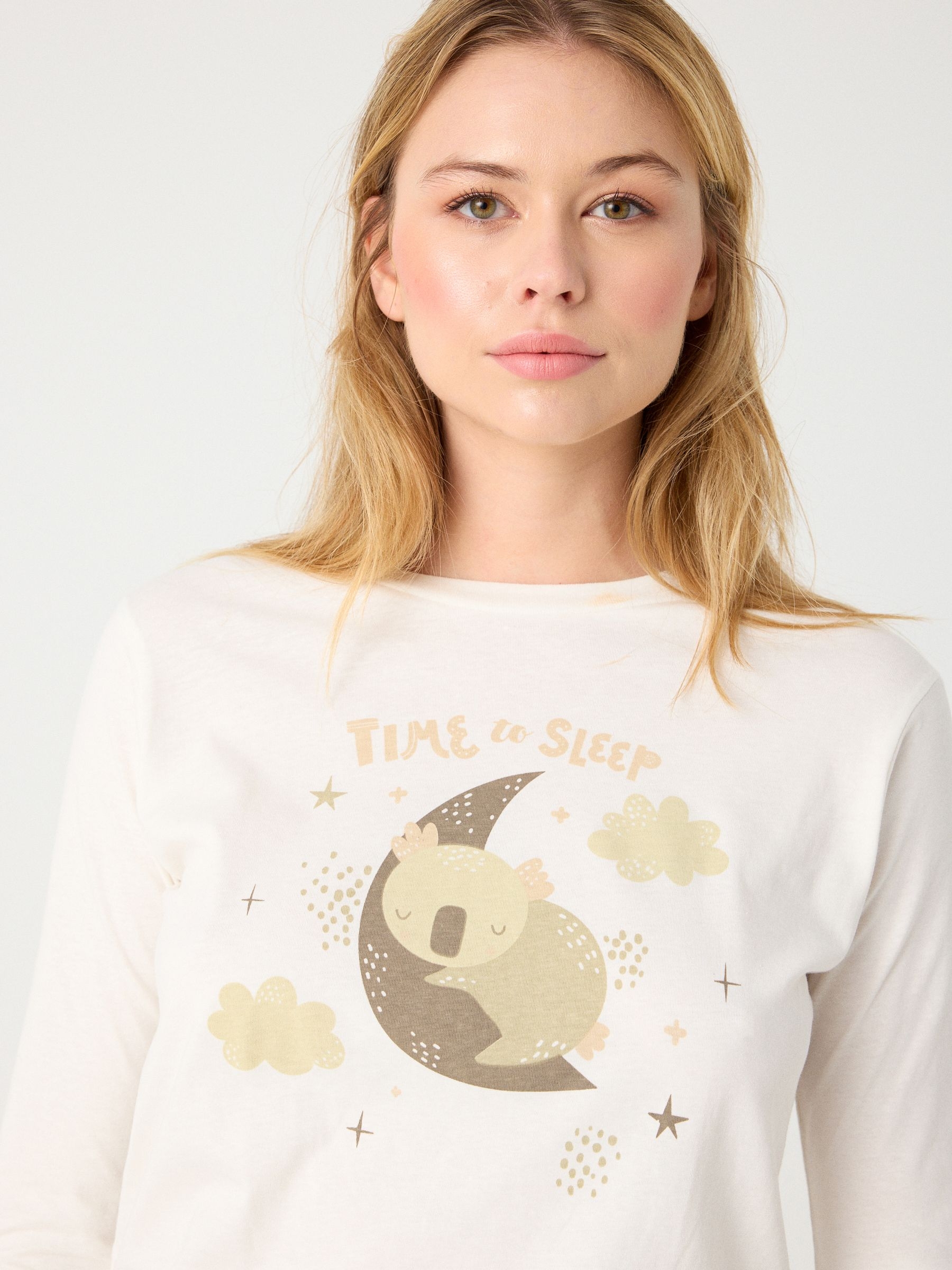 Pijama Koala off white vista meia frontal