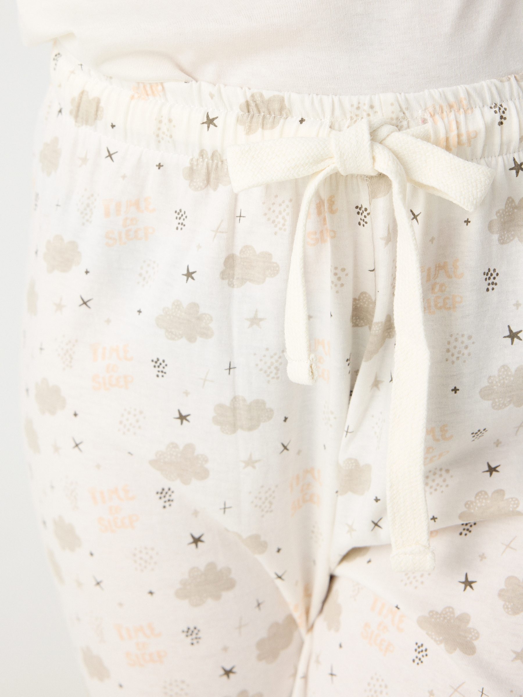 Pijama Koala off white vista meia frontal