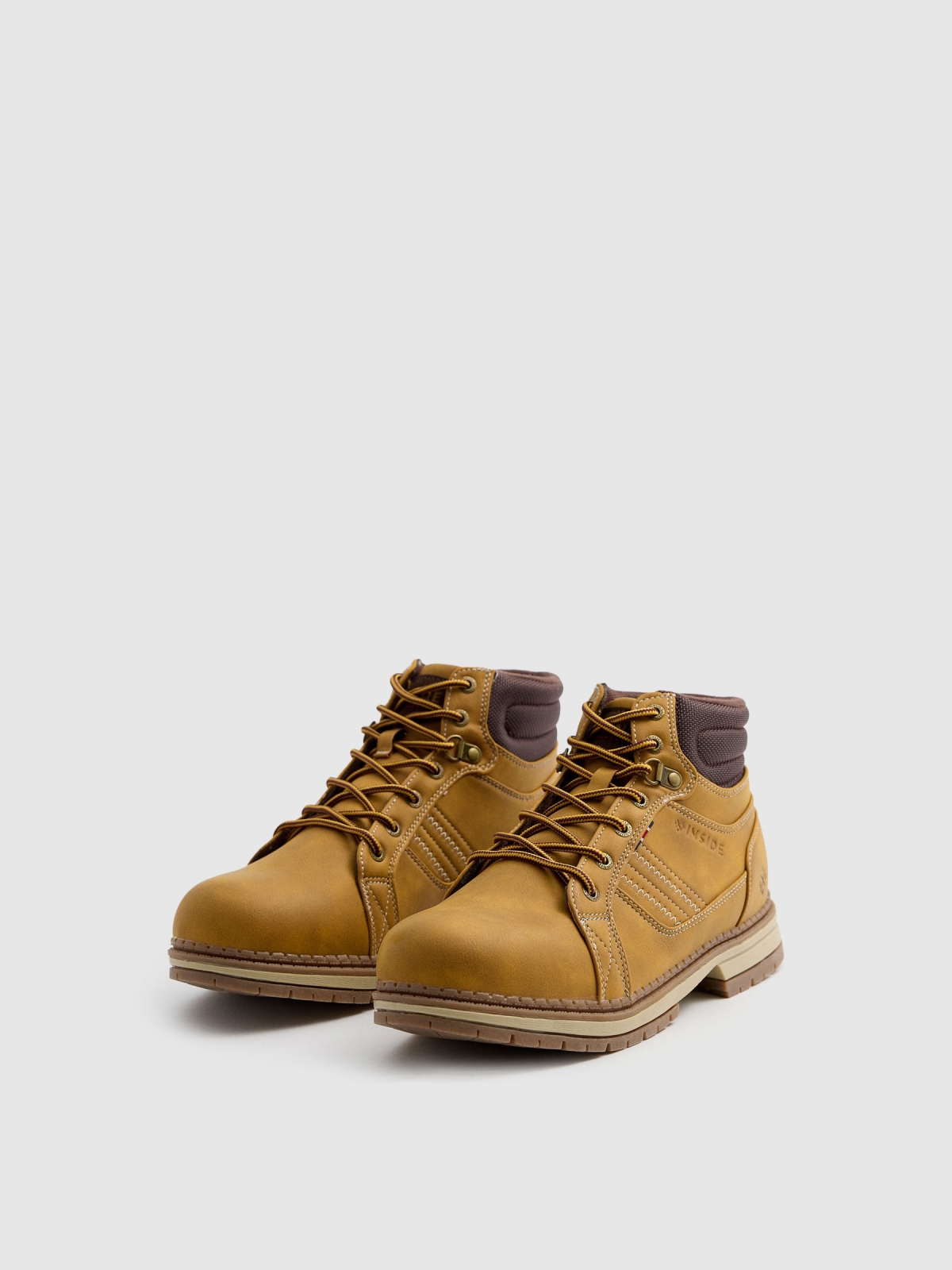 Bota montañera combinada vista frontal 45º