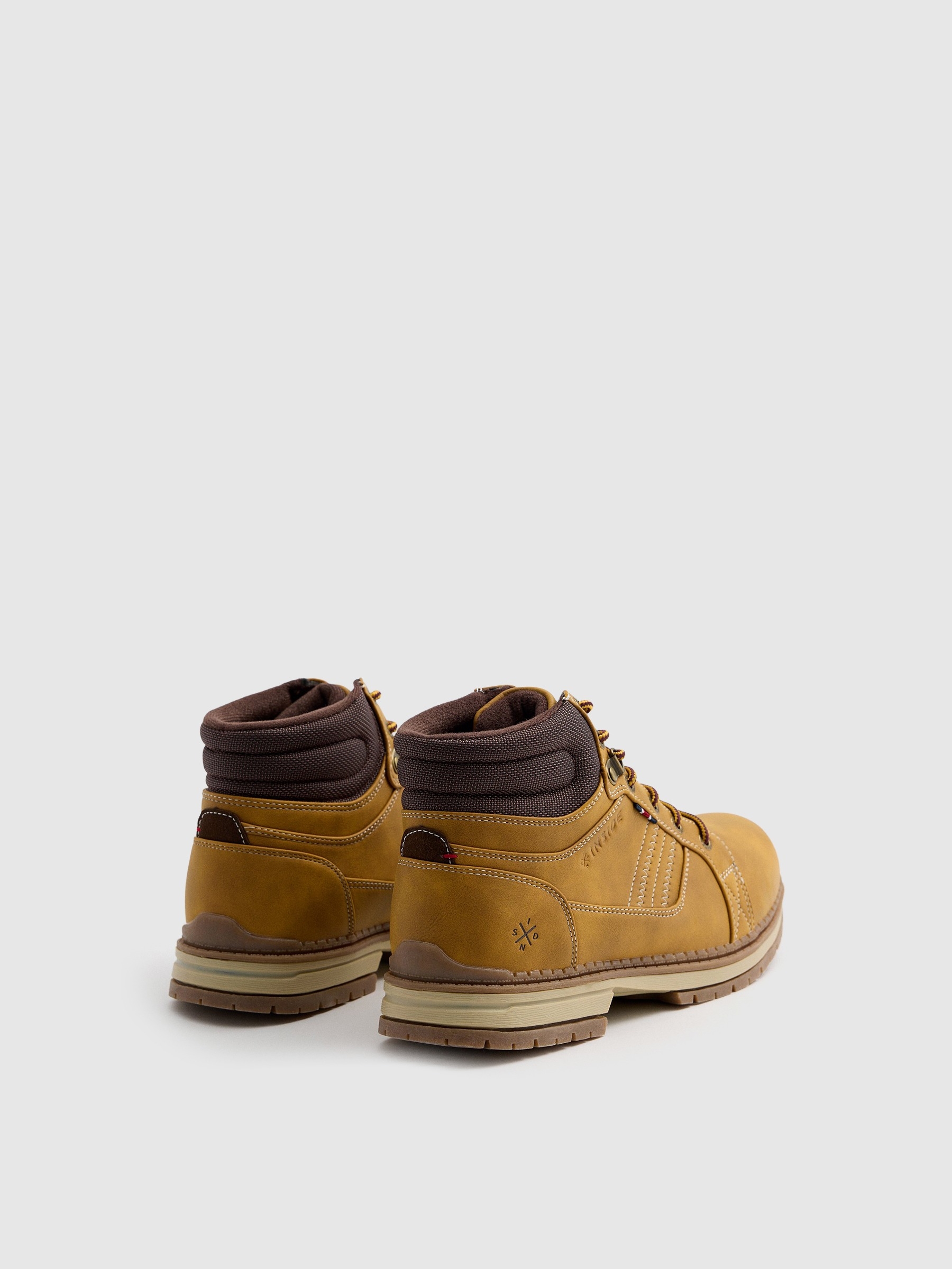 Bota montañera combinada
