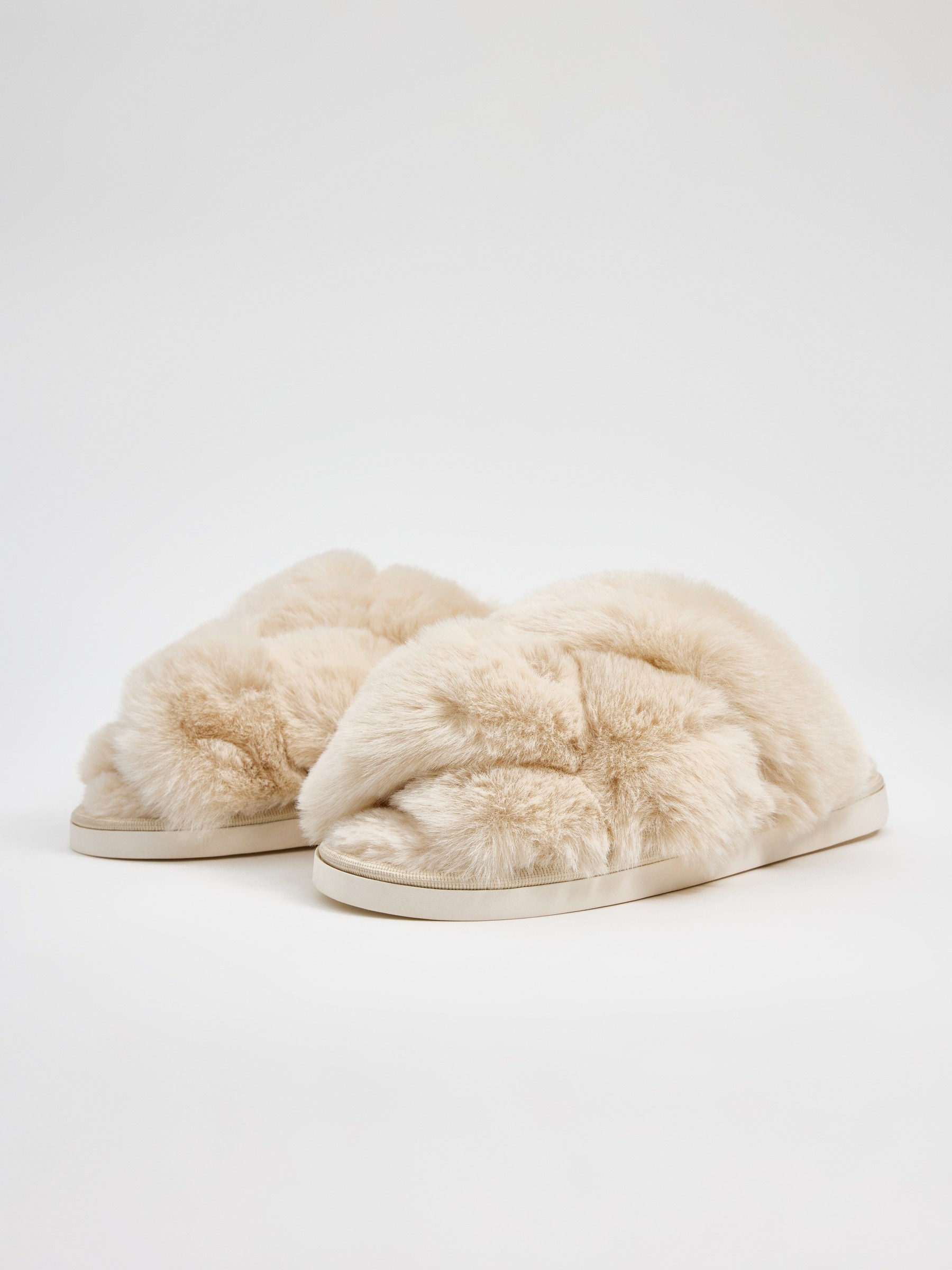 Pantufas de pele areia vista meia frontal