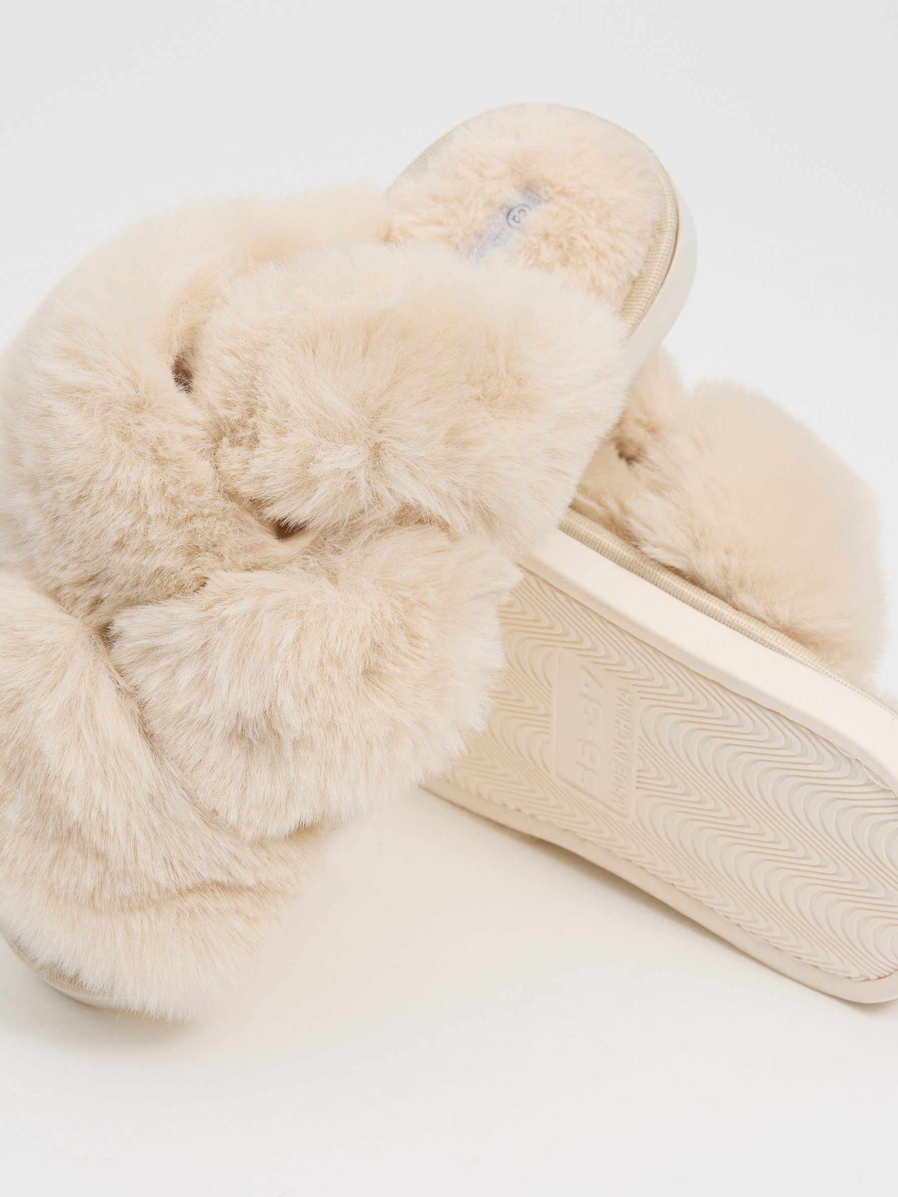 Zapatilla de casa pelo arena vista media frontal