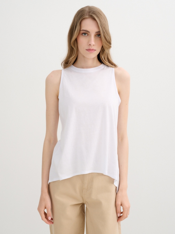 T-shirt with back opening