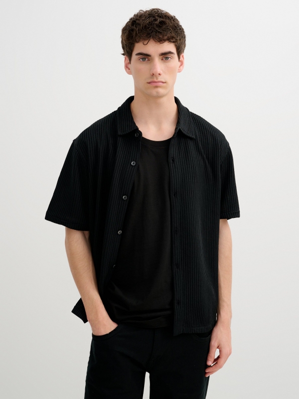 Camisa canelada botões preto vista meia frontal