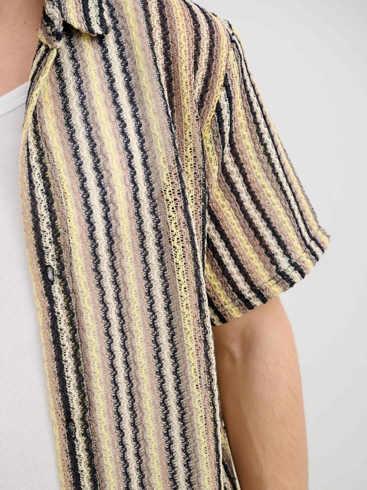 Camisa de rayas con botones y cuello clásico negro vista detalle