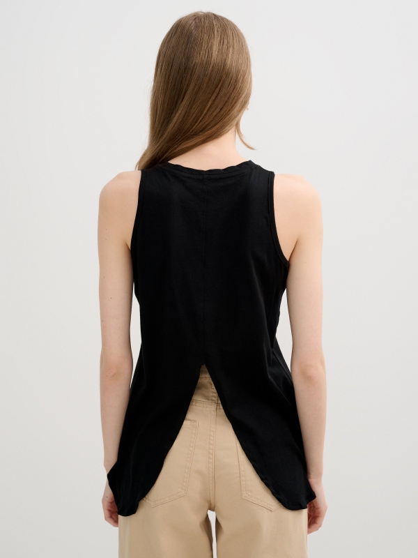 Camiseta abertura nas costas preto vista meia traseira