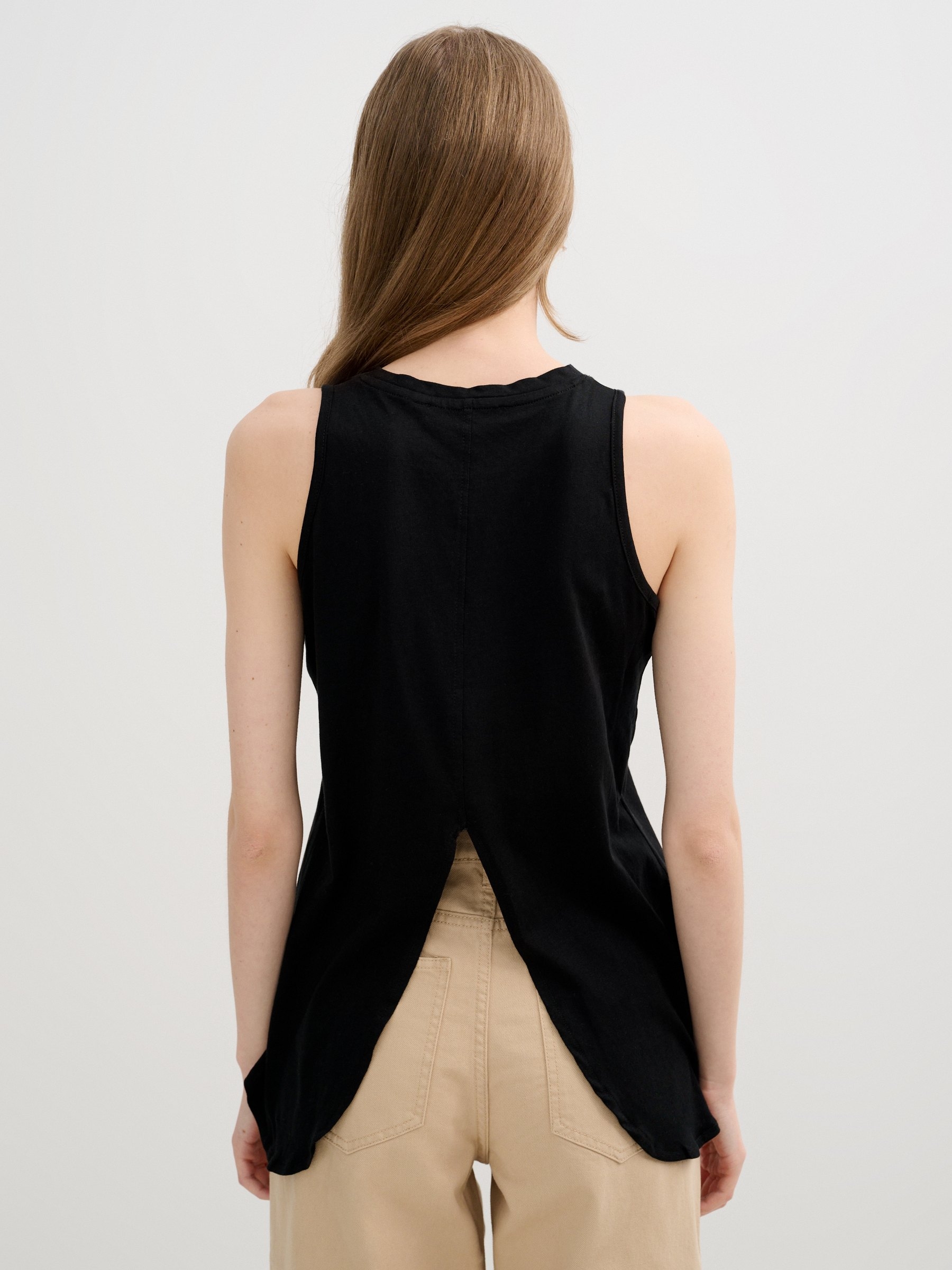Camiseta abertura espalda negro vista media frontal