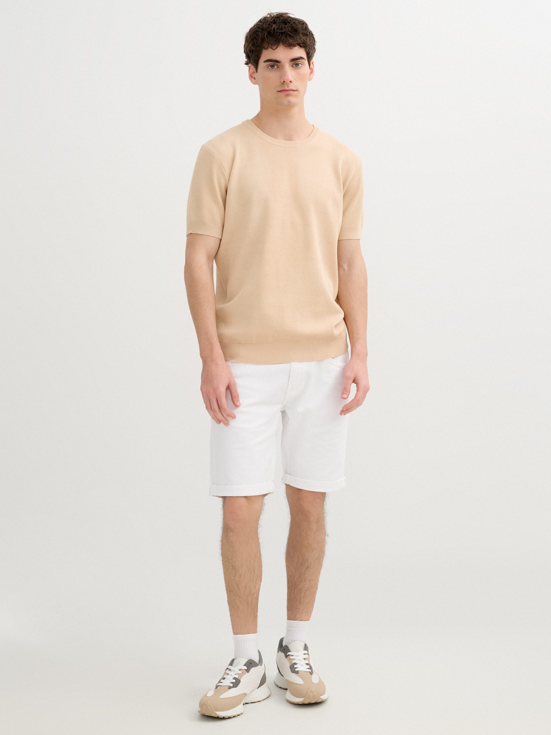 Gabardina slim Bermuda branco vista meia frontal