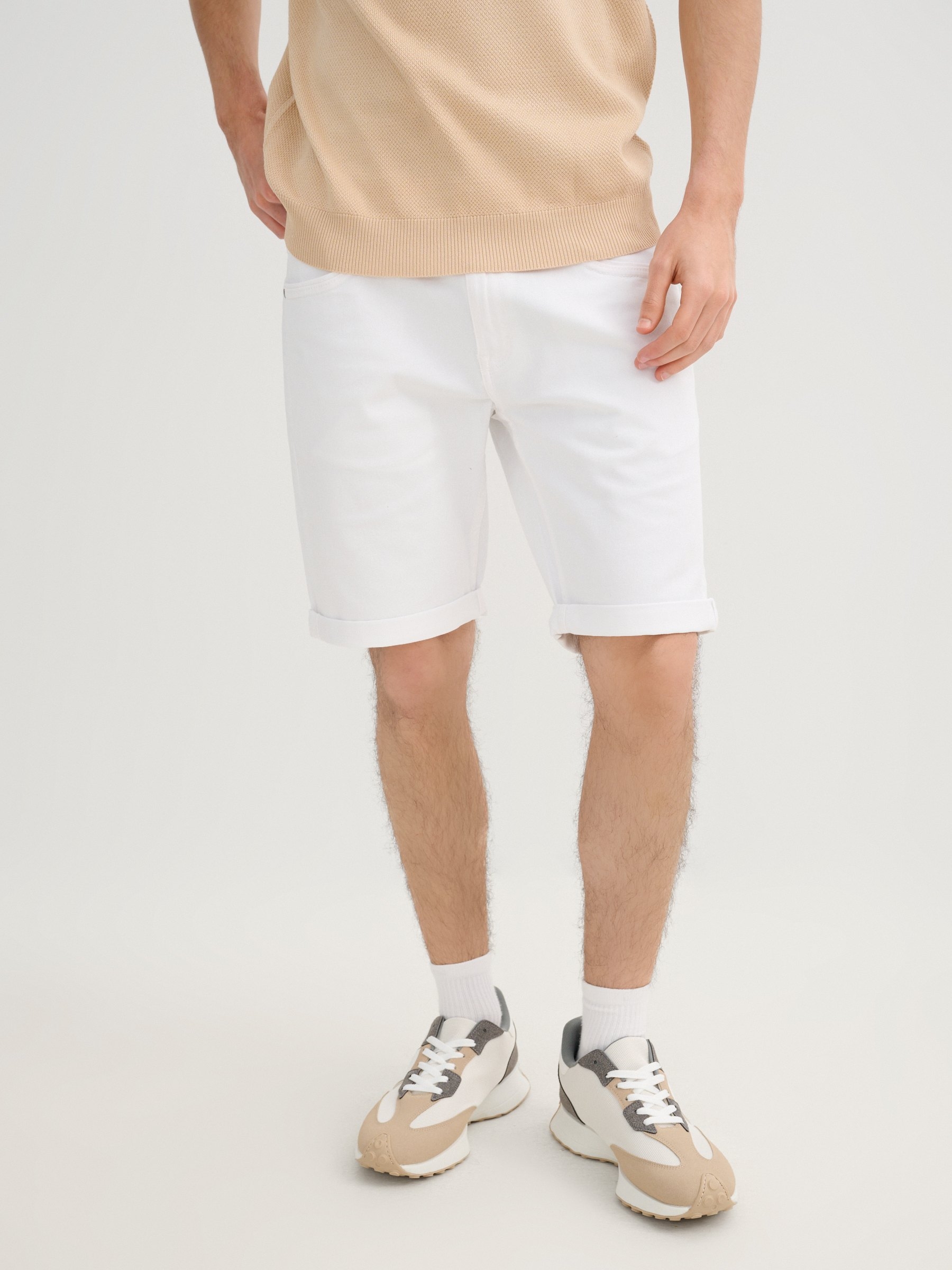 Gabardina slim Bermuda branco vista meia frontal