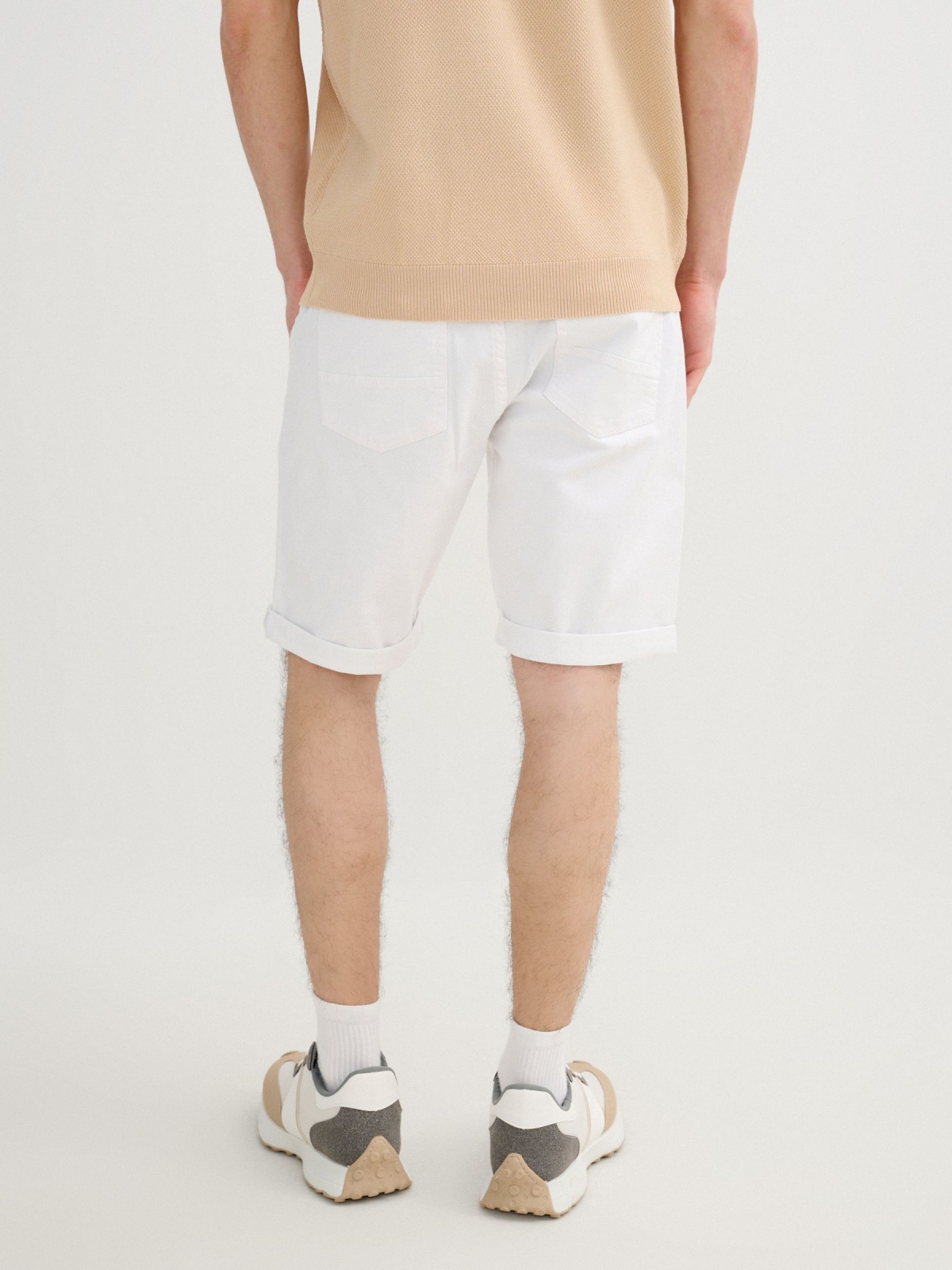Bermuda slim gabardina blanco vista general frontal