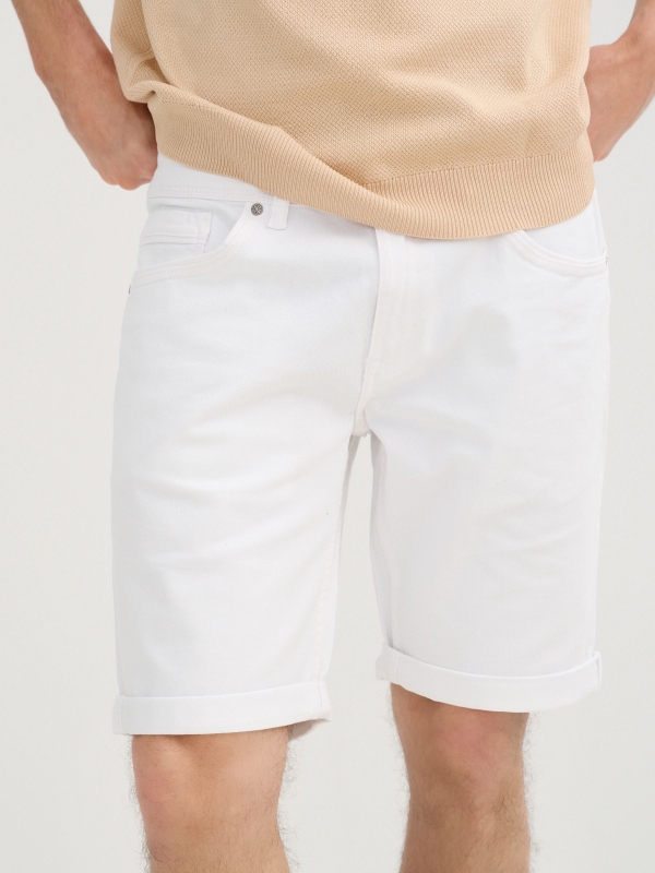 Bermuda slim gabardina blanco vista detalle
