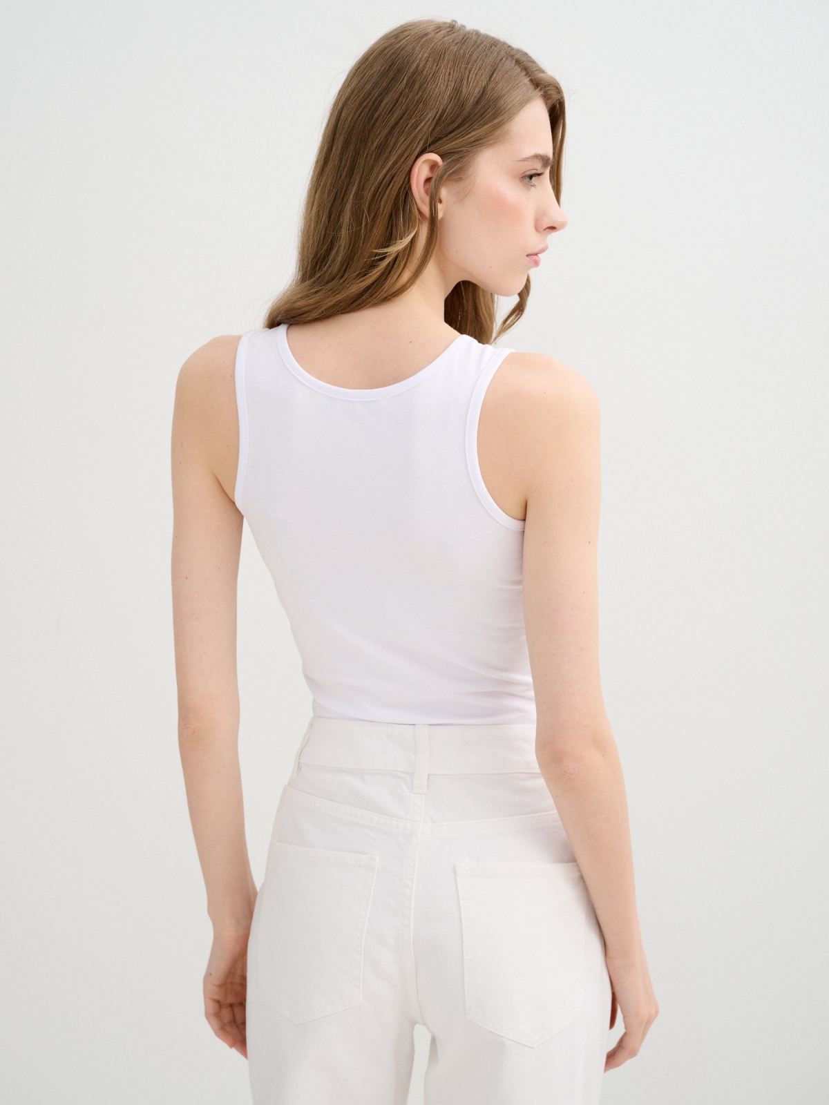 Top básico regata branco vista meia traseira