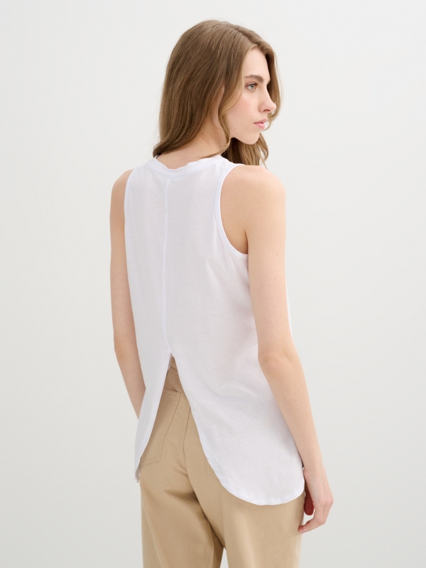 Camiseta abertura espalda blanco vista media trasera