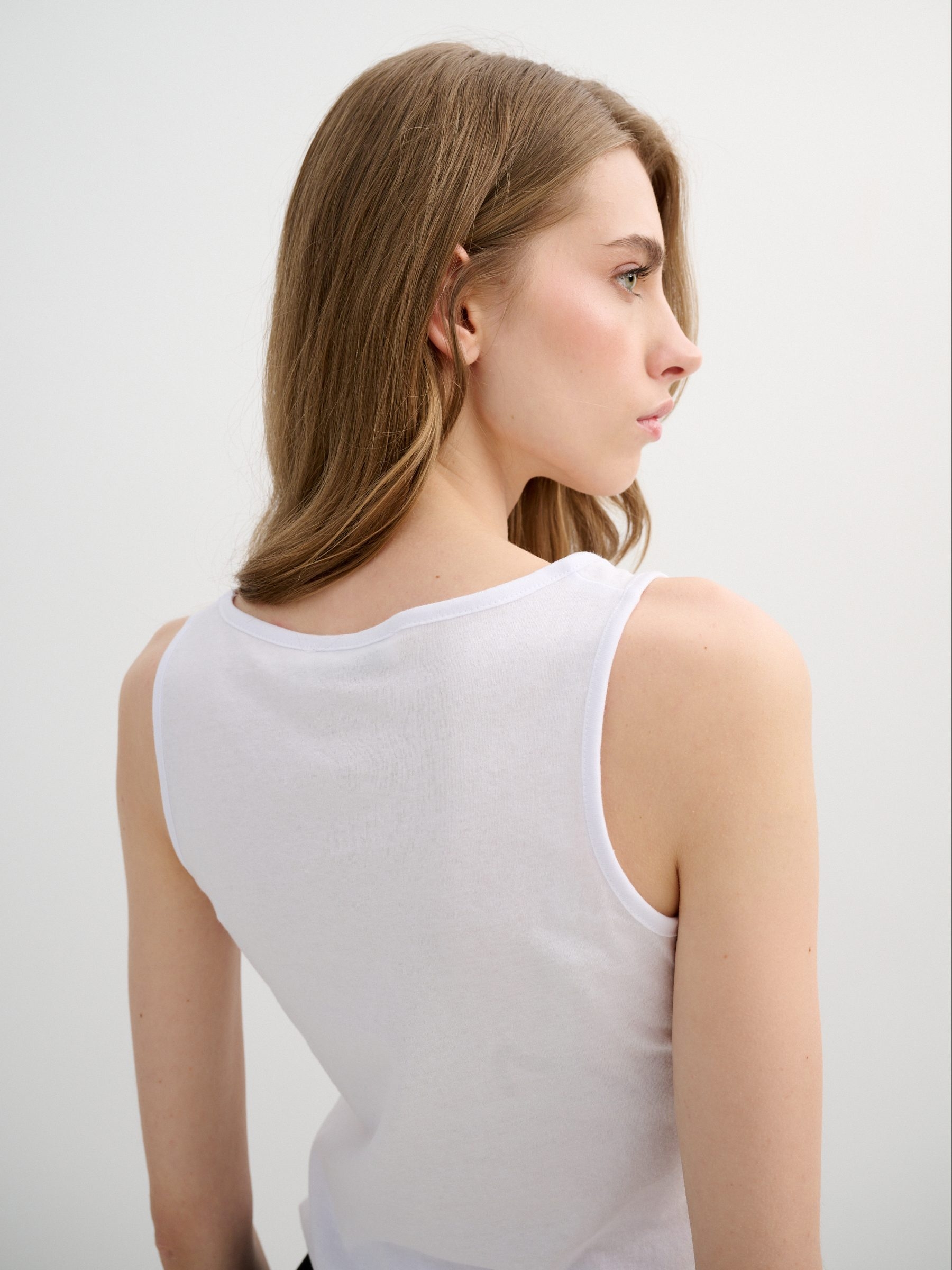 Camiseta básica sin mangas blanco vista media frontal