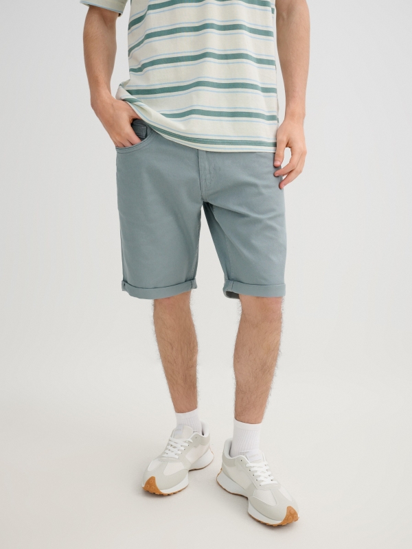 Bermuda slim gabardina gris vista media trasera