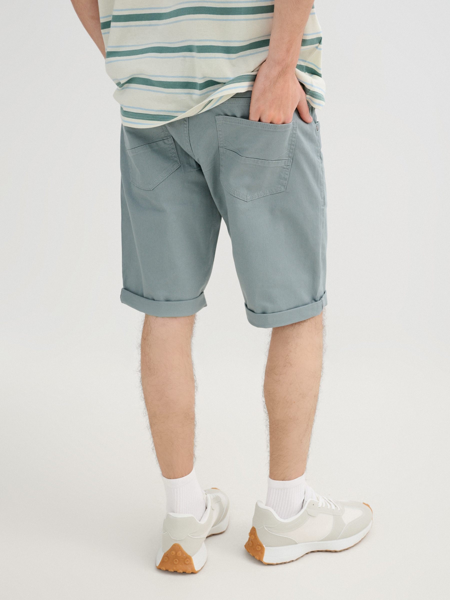 Gabardina slim Bermuda cinza vista meia frontal