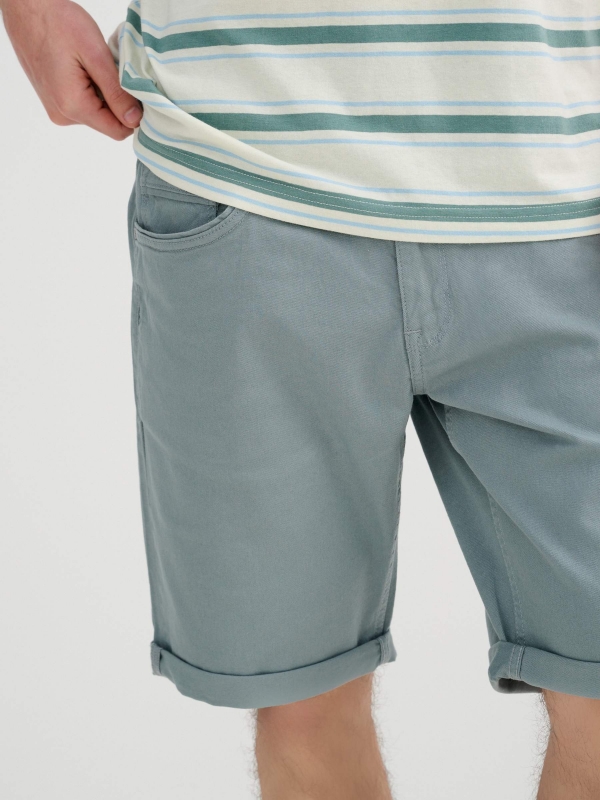Bermuda slim gabardina gris vista detalle