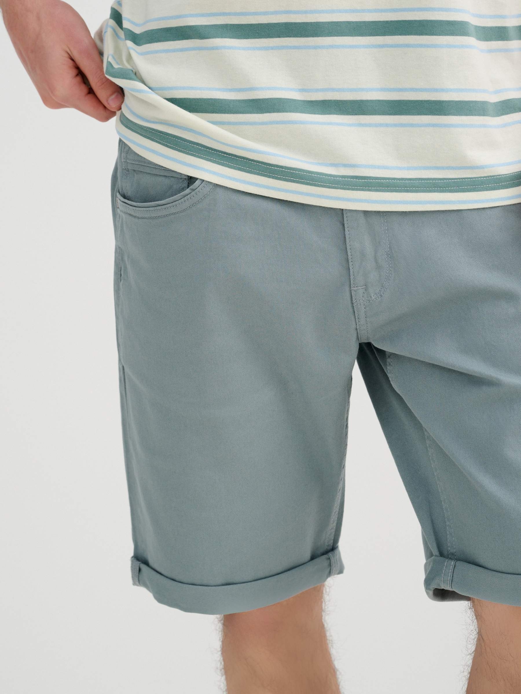 Bermuda slim gabardina gris vista media frontal