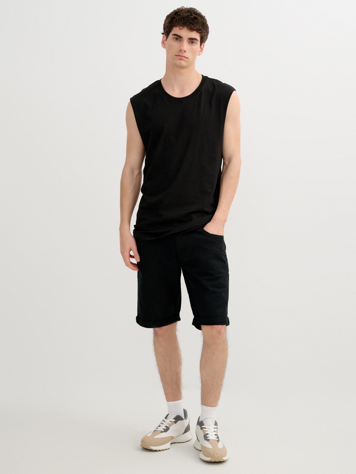 Bermuda slim gabardina negro vista media frontal