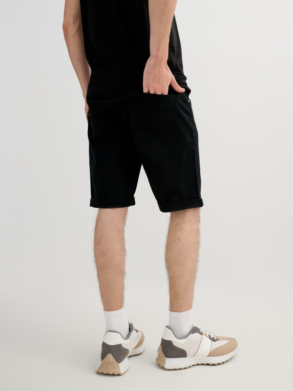 Gabardina slim Bermuda preto vista geral frontal
