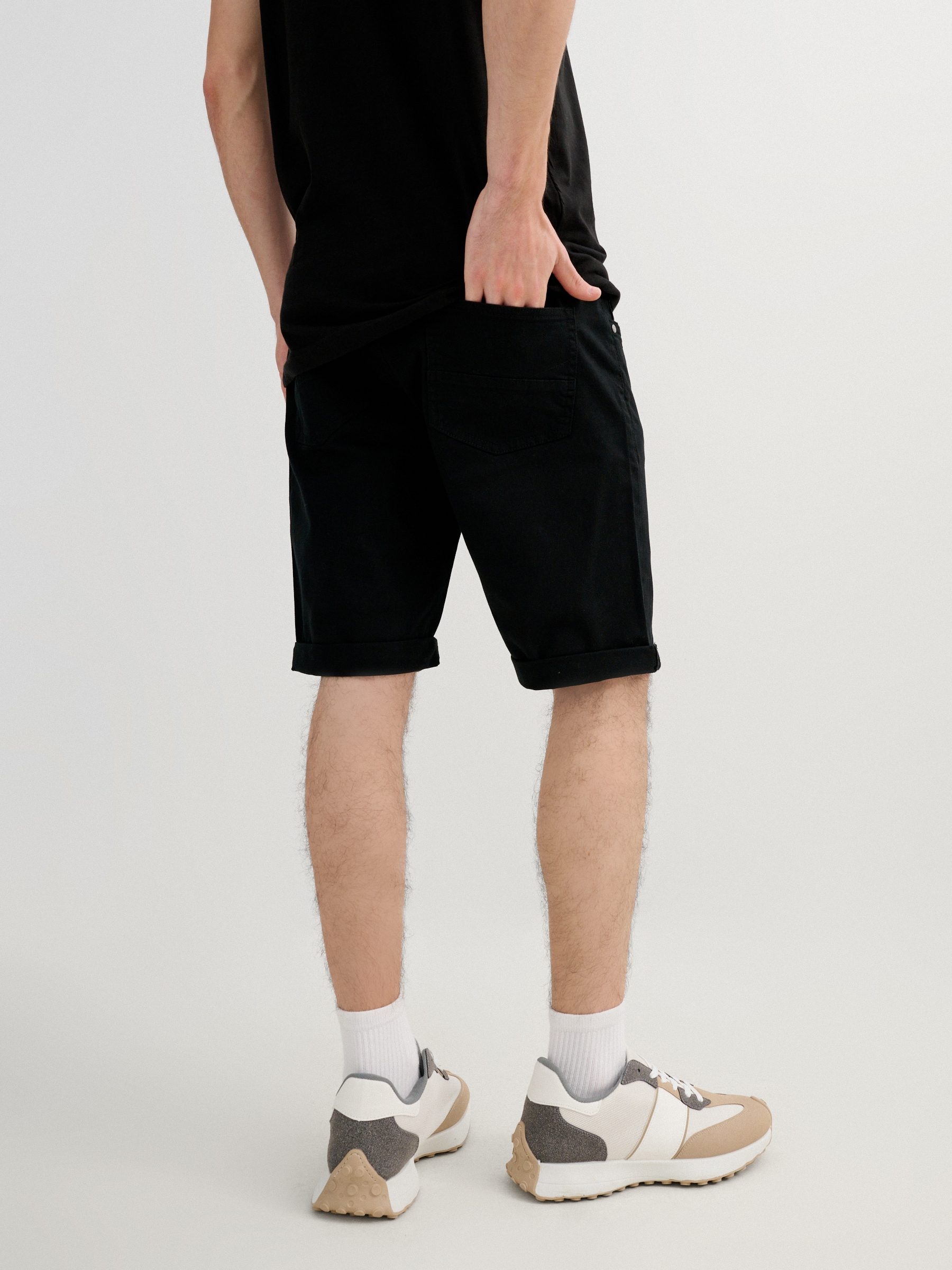 Bermuda slim gabardina negro vista media frontal