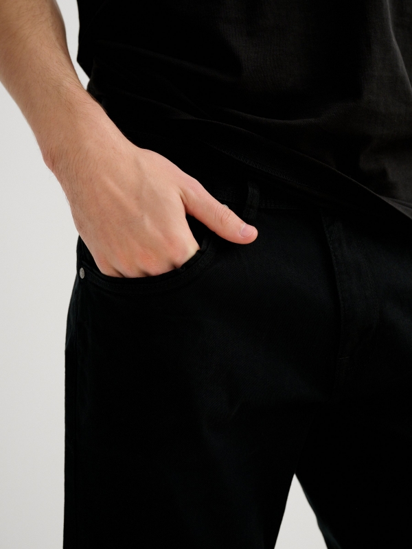 Bermuda slim gabardina negro vista detalle