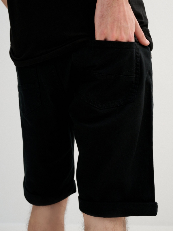 Gabardina slim Bermuda preto vista detalhe