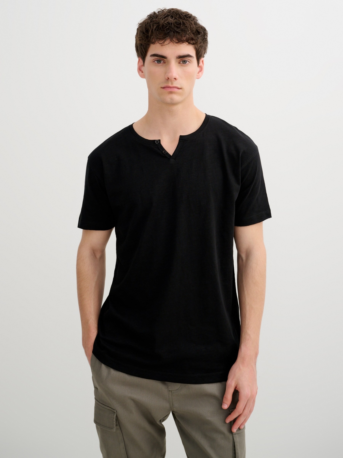 Camiseta básica negro vista media frontal